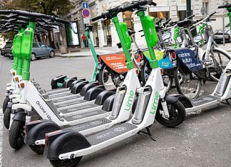 Policie při kontrole motocyklů a elektrokoloběžek udělila pokuty za 57.000 Kč