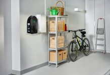 Blíží se povinnosti směrnice EU o energetické náročnosti budov: Nová nabíjecí stanice Schneider Electric je pomáhá efektivně splnit