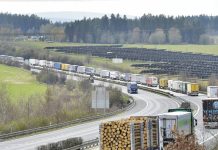 Česmad: Dopravci v kolonách na hraničních přechodech čekají asi dvě hodiny