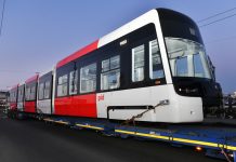 Nová tramvaj pro Prahu dorazila včera v noci z Plzně, chystá se zkušební provoz