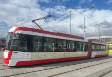 Živé květiny, zářivý polep i dětské obrázky. Do ulic Brna vyjela speciální jarní šalina