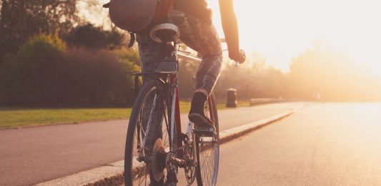 S jarním počasím se na silnice po zimě vracejí motocyklisté a cyklisté