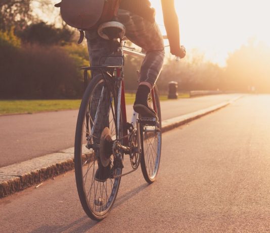 S jarním počasím se na silnice po zimě vracejí motocyklisté a cyklisté