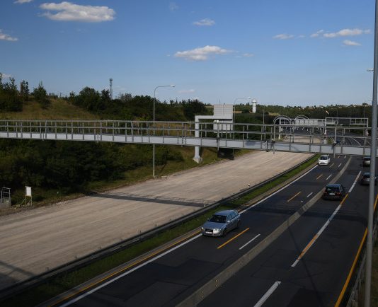 Pražský okruh mezi Slivencem a Řeporyjemi je do dnešního dopoledne zavřený
