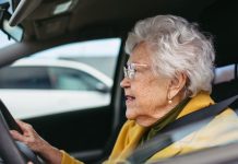 V Česku přibývá řidičských průkazů pro seniory s omezením dojezdu nebo rychlosti