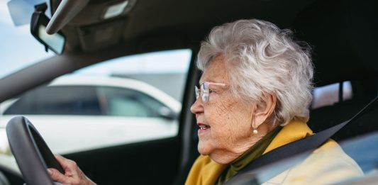 Mezinárodní den seniorů: Moderní služby usnadňují řidičům život bez ohledu na věk, bezpečnost zůstává prioritou