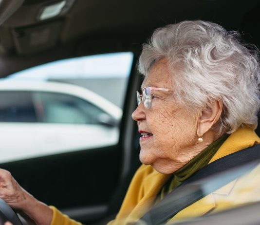 Mezinárodní den seniorů: Moderní služby usnadňují řidičům život bez ohledu na věk, bezpečnost zůstává prioritou