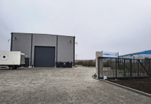 Nezávislost na síti v praxi: Bateriové úložiště kombinované s fotovoltaikou a propanovým generátorem utáhne výrobní halu