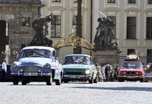 Historická vozidla vyrazila z Prahy na výstavu EXPO 2025 v japonské Ósace