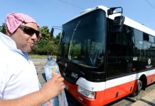 Řidiči v pražské MHD mají v horku vodu, iontové nápoje či letní stejnokroje