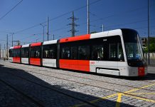 Cestující se v Praze poprvé svezli novou tramvají Škoda 52T
