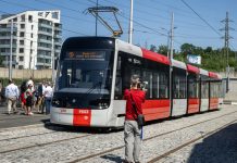 Nová tramvaj Škoda 52T poprvé vyjela s cestujícími do zkušebního provozu