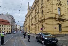 Nahlášení bomby v budově městského soudu zastavilo dopravu v centru Prahy