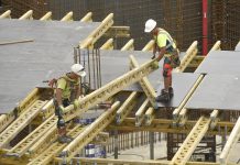 Stanice Staroměstská je po nočním požáru eskalátoru uzavřená, vlaky projíždějí