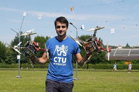 Účastníci letní školy ČVUT v Praze soutěžili s autonomními drony