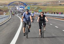 Lidé si včera mohli projít nové úseky D6 na Rakovnicku, autům se otevřou za měsíc