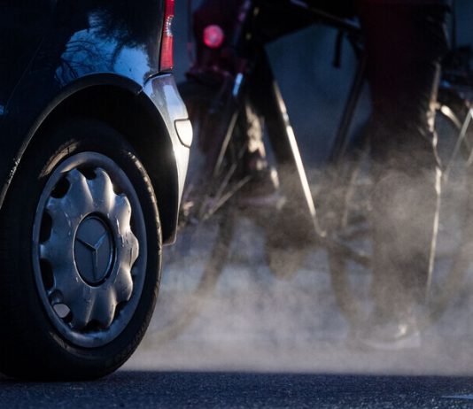 Reuters: EK by mohla 16. prosince představit zmírnění zákazu spalovacích motorů