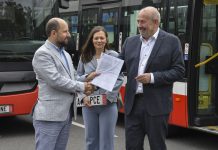 Praha a DPP darovaly 15 autobusů ukrajinskému městu Černivci