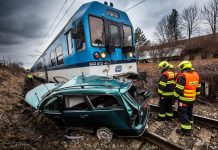 Střet vlaku s autem včera dopoledne zastavil provoz mezi Hradcem a Opatovicemi n. L.