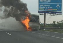 Požár autobusu přerušil provoz na Pražském okruhu, kolona aut měla tři kilometry