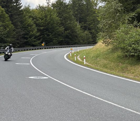 S jarním počasím se na silnice vracejí motocyklisté, BESIP pokračuje v kampani „Hele, motorka“