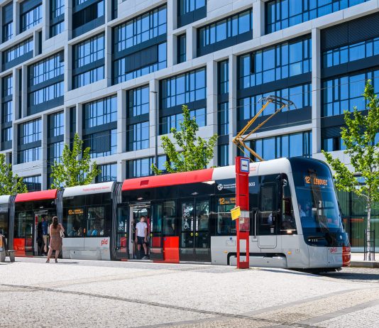 Na rozvoj tramvají, trolejbusů a elektrobusů v Praze jde z dotací EU z programů Národní plán obnovy a TRANSGov téměř 7 miliard korun. DPP si objednal dalších 31 tramvají Škoda 52T