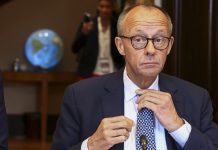 Merz chce, aby EU upustila od zákazu aut se spalovacími motory od 2035