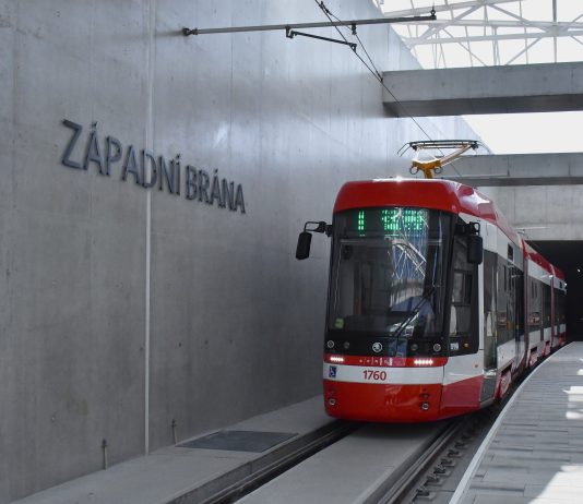 Kampaň DPMB „Rozhlédni se“ vyzývá chodce k opatrnosti