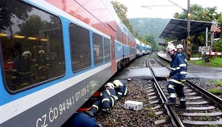 V Černošicích u Prahy srazil vlak muže na kolejích, zraněním podlehl