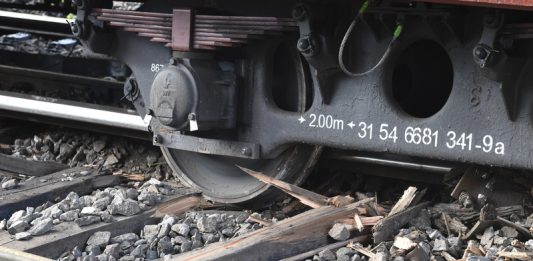 V Přerově vykolejil historický Pantograf, provoz na trati je omezen