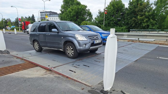 porušený mostní závěr na silnici