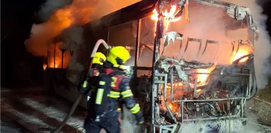 Při požáru autobusu na Přerovsku se nikdo nezranil, škoda je dva miliony korun