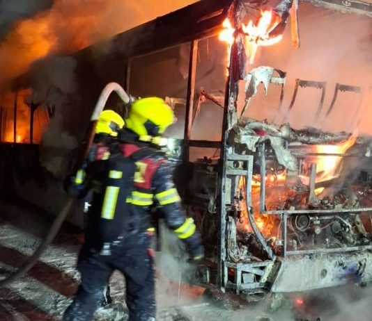 Při požáru autobusu na Přerovsku se nikdo nezranil, škoda je dva miliony korun