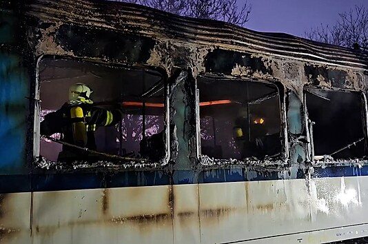 ČT: Vlak u Nemotic na Vyškovsku vzplál kvůli přepálení elektrického kabelu
