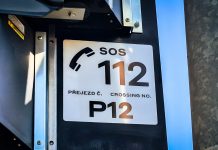 Všechny železniční přejezdy už mají nové reflexní štítky, pomáhají řidičům v nouzi