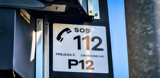 Všechny železniční přejezdy už mají nové reflexní štítky, pomáhají řidičům v nouzi