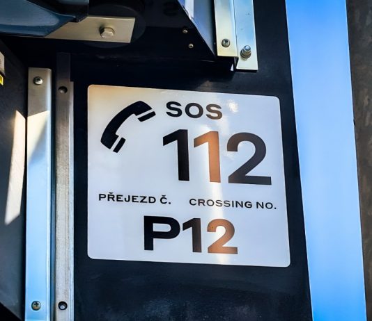 Všechny železniční přejezdy už mají nové reflexní štítky, pomáhají řidičům v nouzi