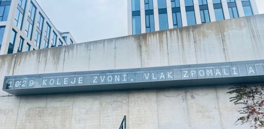 Umělá inteligence píše vzkazy cestujícím: na hlavním nádraží vzniklo interaktivní dílo Richarda Loskota