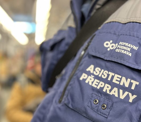 Z tramvají a autobusů v Ostravě muselo v noci vystoupit 75 lidí bez jízdenky