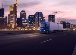 Okénko do budoucnosti: Renault Trucks představil dva modely elektrických silničních tahačů s dojezdem až 600 km