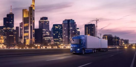 Okénko do budoucnosti: Renault Trucks představil dva modely elektrických silničních tahačů s dojezdem až 600 km