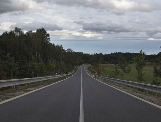 Mezi Mostem a Litvínovem končí oprava silnice, pokračuje příprava na rozšíření