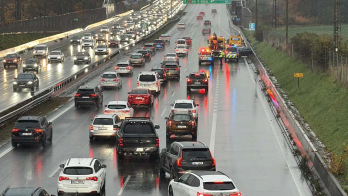 Nehoda tří osobních aut uzavřela na okraji Prahy dálnici D1, dva lidé se zranili