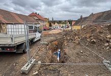 Na Rolnické náměstí v Plzni, kde se staví kanalizace, se vrátí auta v květnu 2026