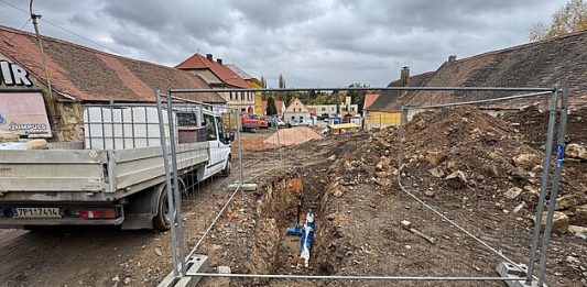 Na Rolnické náměstí v Plzni, kde se staví kanalizace, se vrátí auta v květnu 2026