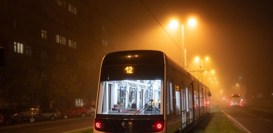 Provoz MHD v Praze zkomplikovalo husté sněžení i závada tramvaje
