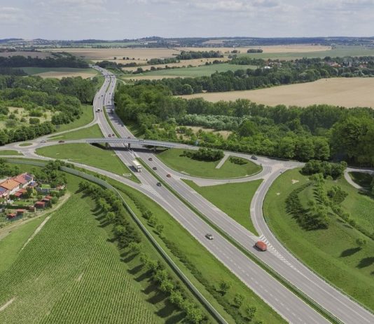 Ve Sněmovně je další novela k prodloužení stanoviska EIA okruh v Praze