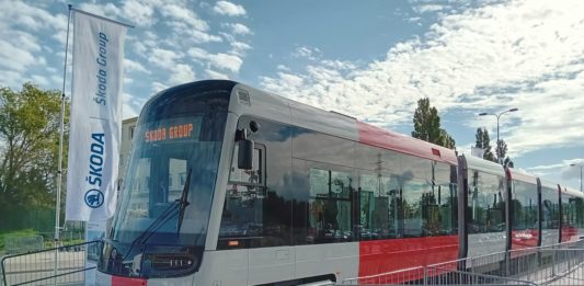 Ekonomická diplomacie v roce 2025 výrazně podpořila obchodní expanzi českého železničního průmyslu na mezinárodních trzích. Výsledkem jsou kontrakty v řádech miliard korun