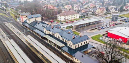 Další zlepšení v Jaroměři: pro cestující se otevírá zrekonstruovaná nádražní budova