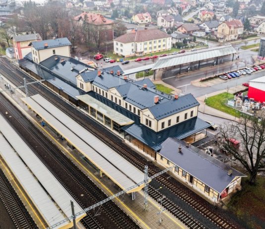 Další zlepšení v Jaroměři: pro cestující se otevírá zrekonstruovaná nádražní budova